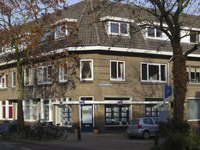 908702 Gezicht op het winkelhoekpand Antonius Matthaeuslaan 19 te Utrecht, met rechts de Agnes van ...